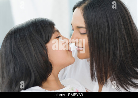 Frau mit ihrer Tochter Nasen reiben Stockfoto