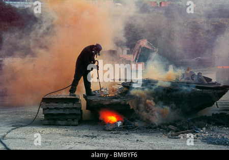 Mann, der eine thermische Lanze verwendet, um Schlackenabfälle aus einem Stahlofen zu schneiden. Stocksbridge Stahlwerk Stocksbridge Sheffield England GB UK Europa Stockfoto