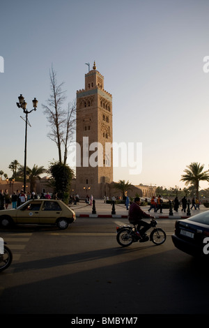 Stark befahrene Straße vor Koutoubia-Moschee, Marrakesch, Marokko, Nordafrika Stockfoto