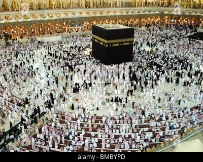 Riesige Menschenmenge von Pilgern in einer Moschee, Al-Haram-Moschee, Mekka, Saudi-Arabien Stockfoto