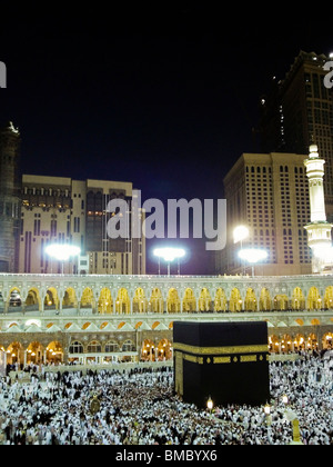 Riesige Menschenmenge von Pilgern in einer Moschee, Al-Haram-Moschee, Mekka, Saudi-Arabien Stockfoto