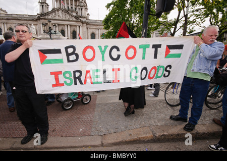 Demonstranten halten ein Schild mit der Aufschrift "Boykott israelischer waren" Stockfoto