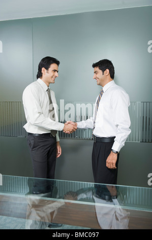 Zwei Geschäftsleute Händeschütteln Stockfoto