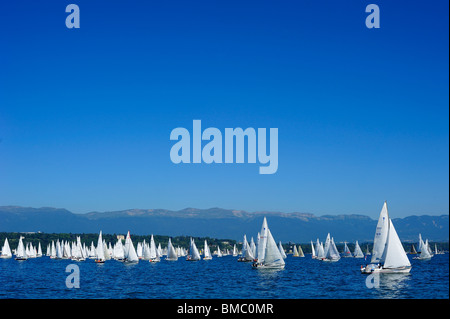 Der Start des Rennens Bol d ' or Yacht am Lac Leman (Genfer See) 2009 mit dem Jura-Gebirge im Hintergrund. Raum für Text i Stockfoto