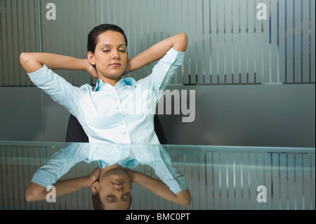 Geschäftsfrau entspannend in einem Büro Stockfoto