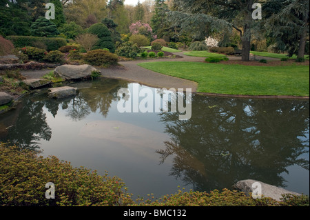 Kubota Garten Seattle Washington State USA mit schönen Blumen und Teiche und Wege durch den Garten. Stockfoto