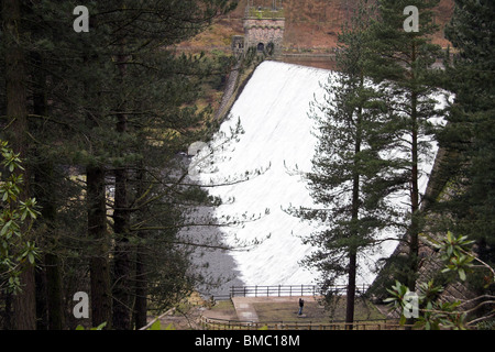 Wasser fließt nach unten, Derwent Damm, Upper Derwent Valley, Derbyshire, England, UK Stockfoto