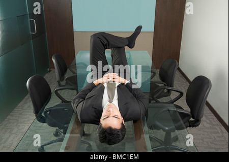 Geschäftsmann, schlafen auf dem Schreibtisch im Büro Stockfoto