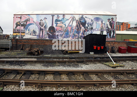 Museums-Eisenbahnlinie, Wandbild Darstellung Industriekultur, MOSI, Wissenschaft & Industriemuseum, Manchester, UK Stockfoto