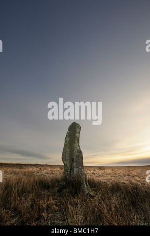 Challacombe Longstone bei Sonnenaufgang an einem Wintermorgen. Stockfoto