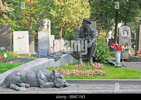 Grab des sowjetischen russischen Schauspielers Yuri Nikulin auf Nowodewitschi-Friedhof in Moskau, Russland Stockfoto