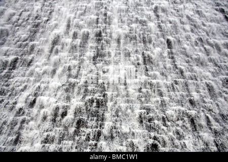 Wasser fließt nach unten, Derwent Damm, Upper Derwent Valley, Derbyshire, England, UK Stockfoto