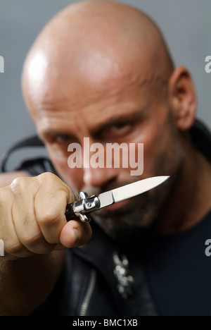 Ein Mann mit einem Messer Stockfoto