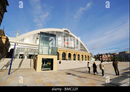 Die neu entwickelte Plateau vor der Klasse II aufgeführten Gebäude von Lime Street Railway Station - das Tor nach Liverpool. Stockfoto