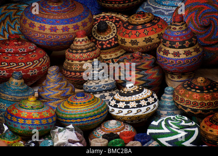 Ubud, Bali, öffentlichen Markt gibt es eine Vielfalt an Kunst und Kunsthandwerk zum Verkauf. Das sind bunte Perlen Körbe Stockfoto