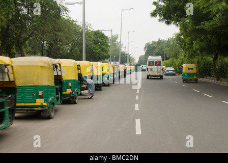 Automobil-Rickshaws geparkt am Straßenrand, New Delhi, Indien Stockfoto