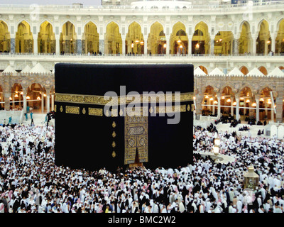 Riesige Menschenmenge von Pilgern in einer Moschee, Al-Haram-Moschee, Mekka, Saudi-Arabien Stockfoto