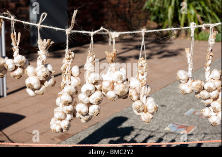 Stände und Produkte auf Titirangi Dorfmarkt, Auckland, Neuseeland Stockfoto