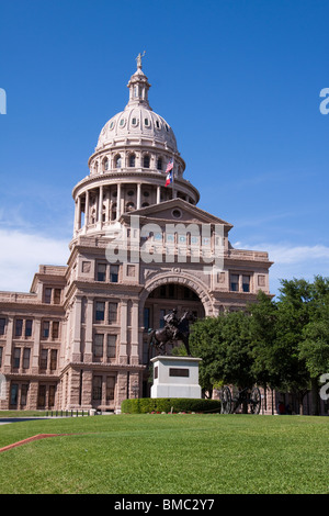 Vorderseite des Texas State Capitol Gebäude oder Statehouse mit Texas Rangers-Statue in Austin Stockfoto