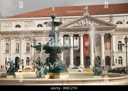 Brunnen vor dem Nationaltheater Dona Maria II auf dem Platz Praça de Dom Pedro IV oder Rossio in Lissabon, Portugal Stockfoto