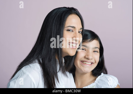 Porträt einer Frau mit ihrer Tochter lächelnd Stockfoto