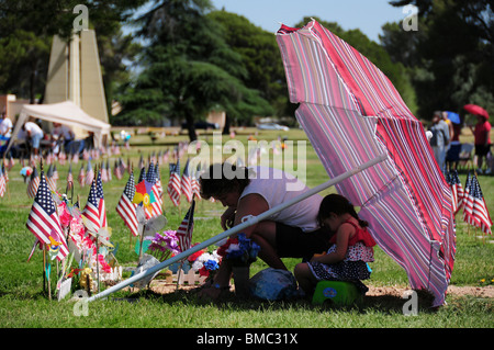 Militär-Veteranen, die verstorben sind wurden im Memorial Day Services bei South Lawn Cemetery, Tucson, Arizona, USA geehrt. Stockfoto