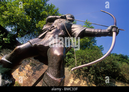 Statue von Robin Hood der berühmten Bogenschützen Outlaw auf Nottingham Castle, Nottingham, Nottinghamshire England UK GB EU Europa Stockfoto