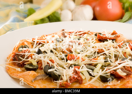 Pizza mit Oliven und Parmesan-Käse Stockfoto