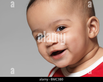 Porträt eines süß lächelnden kleinen Kindes. Neun Monate alten Babymädchen. Stockfoto