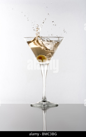 Olive, die Spritzen in einen Martini Stockfoto