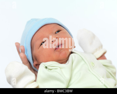 Neugeborene Baby Boy in Mutters Händen isoliert auf weißem Hintergrund Stockfoto