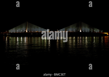 Eine Brücke über den Fluss Nil beleuchtet nachts Stockfoto