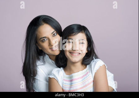 Porträt einer Frau mit ihrer Tochter lächelnd Stockfoto