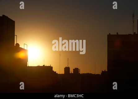 Sonnenuntergang über den Dächern in den Abend Buenos Aires Argentinien Stockfoto