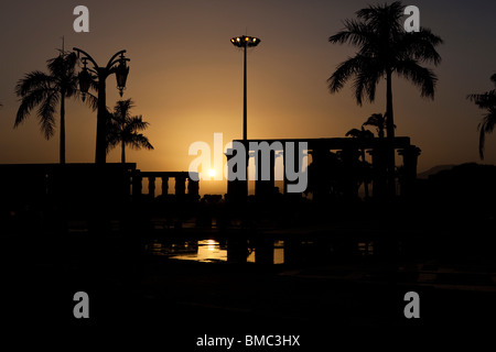 Sonnenuntergang in Luxor Blick durch die Tempel-Struktur Stockfoto