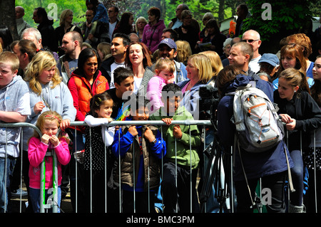 Luton Karneval Zuschauer wartet hinter Barrieren 2010 Stockfoto