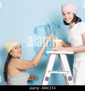 Frau und ihre Tochter eine Wandbemalung Stockfoto