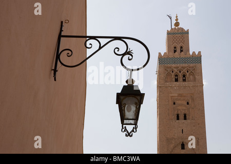 Reich verzierte Lampe an Wand in der Nähe von Koutoubia Moschee, Marrakesch, Marokko, Nordafrika Stockfoto