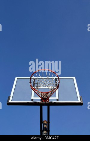 Basketballkorb auf einem klaren blauen Himmel Stockfoto