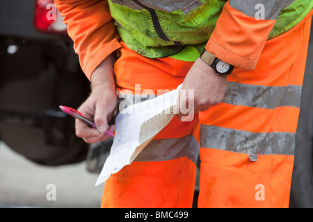 Ein fertige Mischung konkrete Treiber schreibt ein Lieferschein für den Kunden. Stockfoto