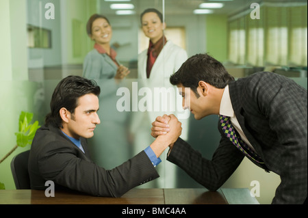 Zwei Geschäftsleute Armdrücken in einem Büro Stockfoto