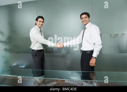 Zwei Geschäftsleute Händeschütteln Stockfoto