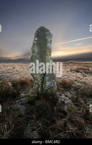 Challacombe Longstone bei Sonnenaufgang an einem Wintermorgen. Stockfoto