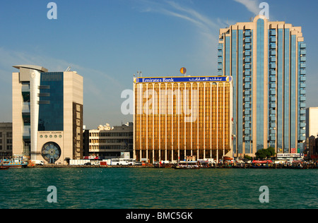 Banken in Financial Centre-Dubai am Ufer des Dubai Creek im Stadtteil Deira, Dubai, Vereinigte Arabische Emirate Stockfoto