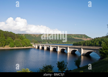 Blick auf Ladybower Derwent Reservoir Ashopton Brücke Viadukt a57 Schlange übergeben an Sheffield Road Peak District derbyshire Stockfoto