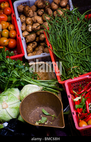 Am öffentlichen Markt Ubud in Ubud, Bali, kommen Frauen sehr früh am Morgen für Obst, Fleisch und Gemüse einkaufen gehen. Stockfoto