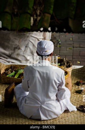 Am Heiligen Tag des Galungan in Ubud führt Bali, Indonesien, ein Hindu-Tempel-Priester eine Zeremonie zur Feier der besonderen Urlaubs Stockfoto