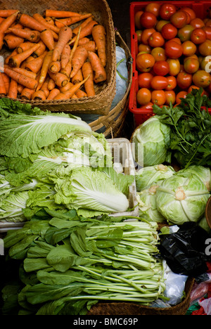 Am öffentlichen Markt Ubud in Ubud, Bali, kommen Frauen sehr früh am Morgen für Obst, Fleisch und Gemüse einkaufen gehen. Stockfoto