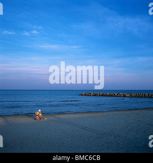 Ältere Menschen sitzen an einem Strand in Südfrankreich Stockfoto