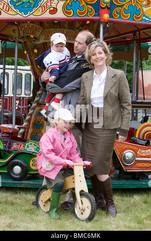 Großbritanniens Prinz Edward posiert mit Frau Sophie, Gräfin von Wessex und Kinder James, Viscount Severn und Lady Louise Stockfoto